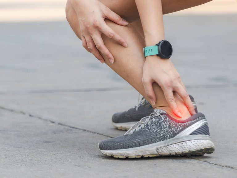 Vacanze estive: i movimenti che fanno bene (e male) a gambe, caviglie e ginocchia
